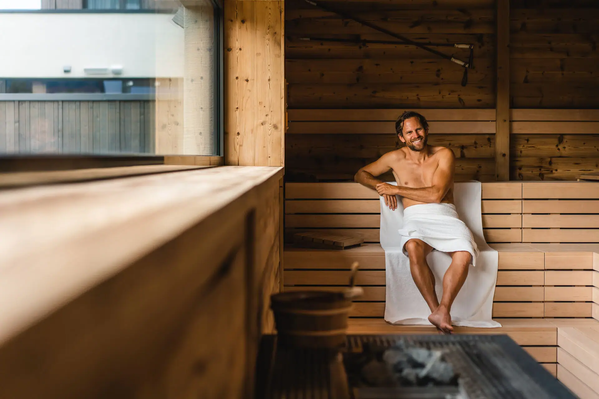 Man in een sauna Een man zit in een sauna.