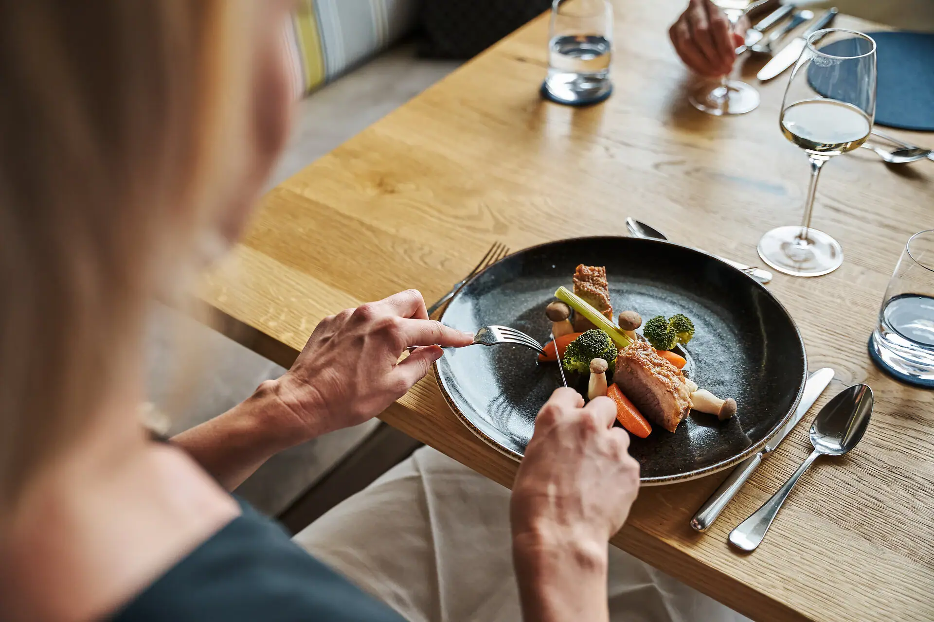 Eén persoon eet van een bord.