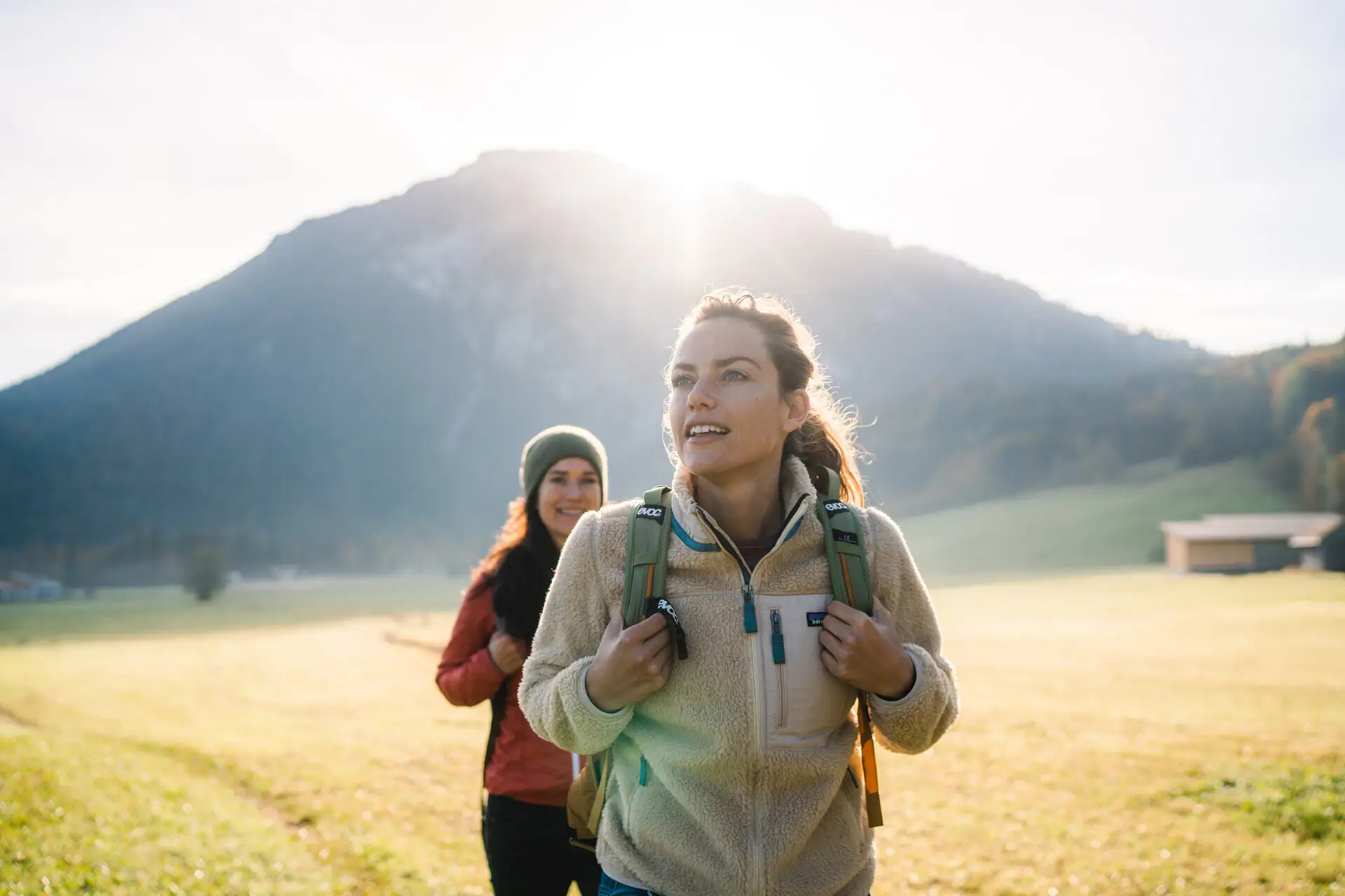 Een groep vrouwen loopt in een veld.