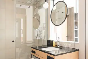 Junior Suite Uitzicht op de Bergen Badkamer met douche en wastafel