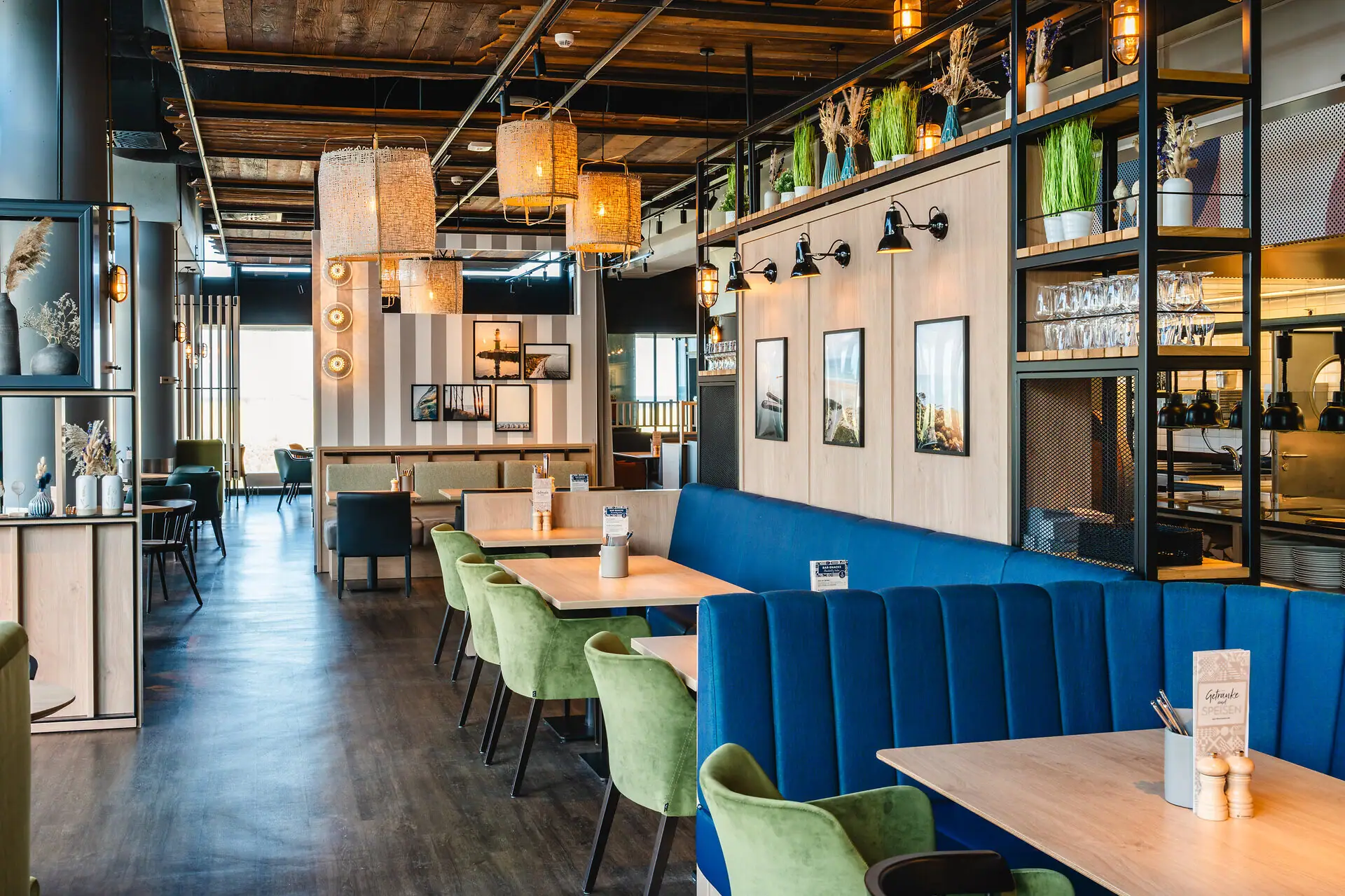 Een restaurant met tafels en stoelen.