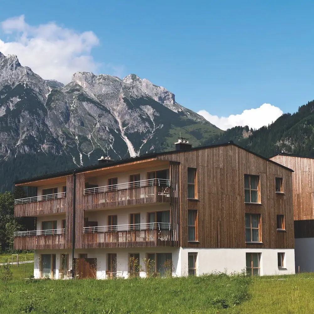 Vakantiewoningen Werfenweng Een gebouw met een berg op de achtergrond.