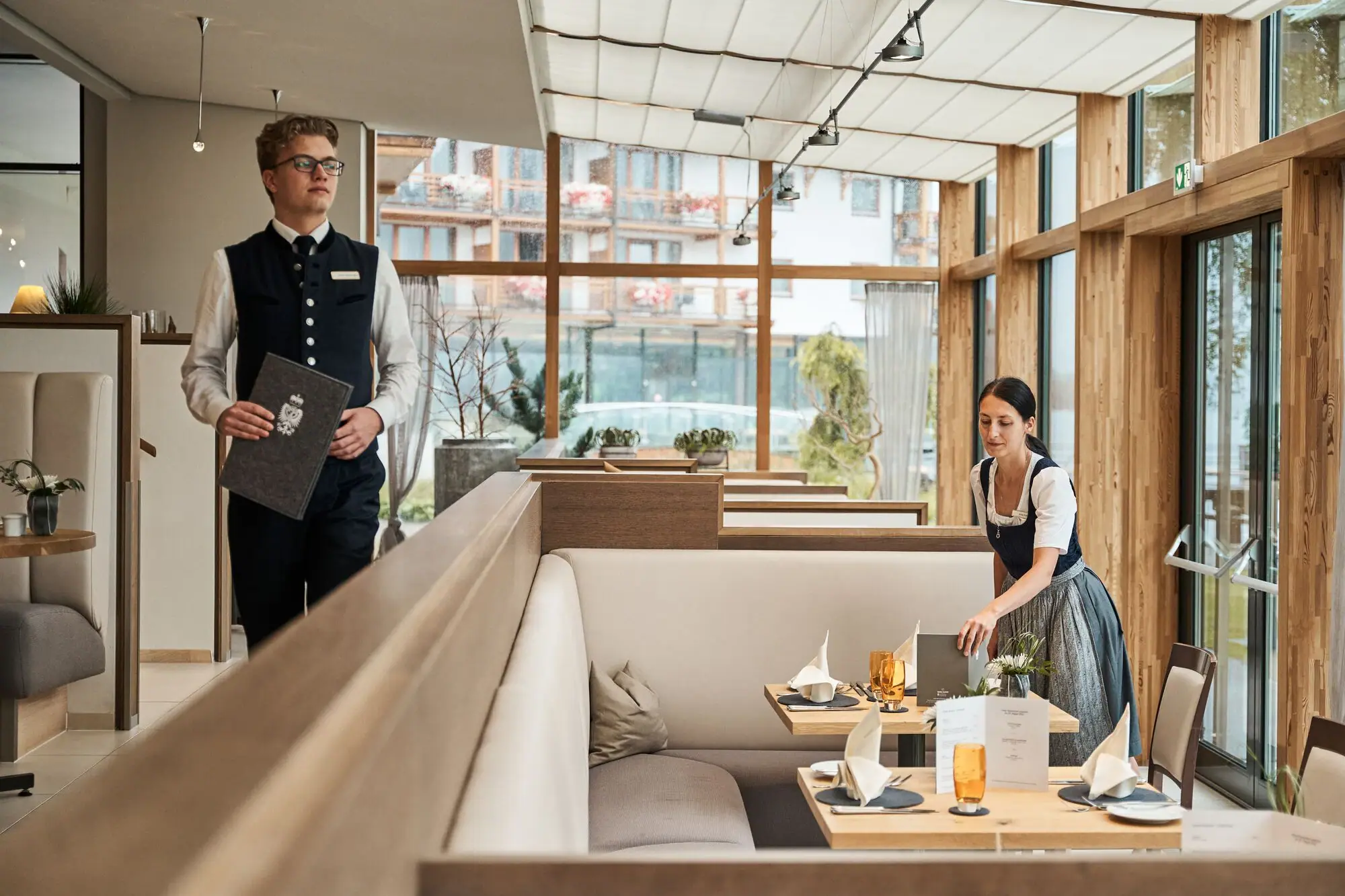 Een man en een vrouw in een restaurant.