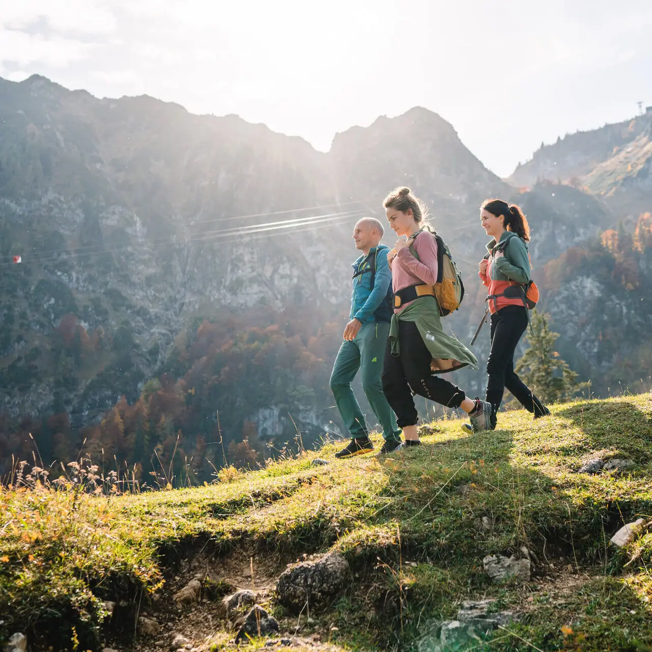 Wandelen in Ruhpolding Een groep mensen loopt op een heuvel met bergen op de achtergrond.