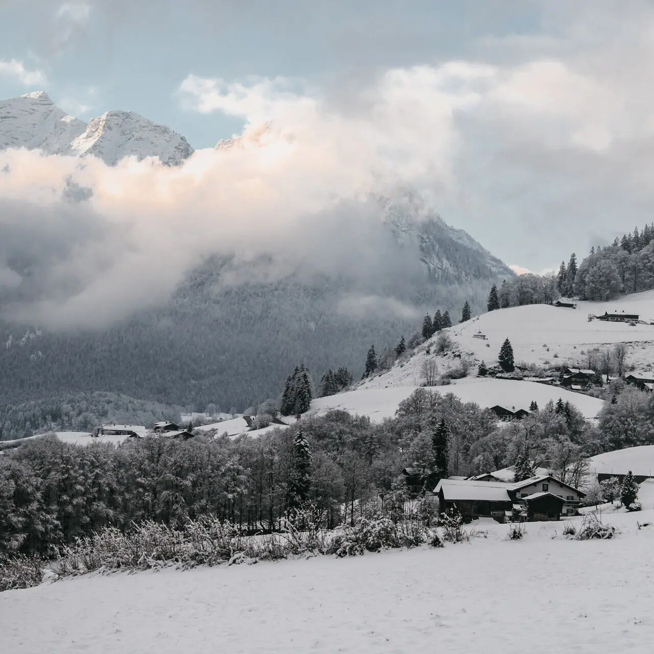 Besneeuwd landschap met bergen en huizen in Ruhpolding.