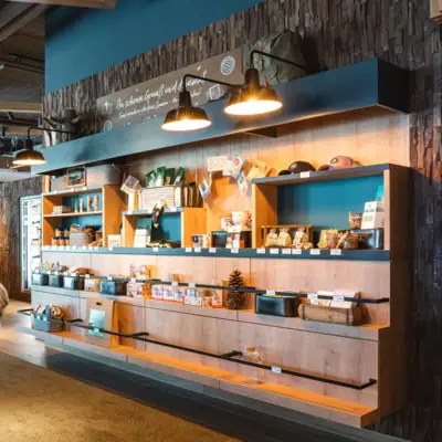 Een decoratief schaap in een winkel.