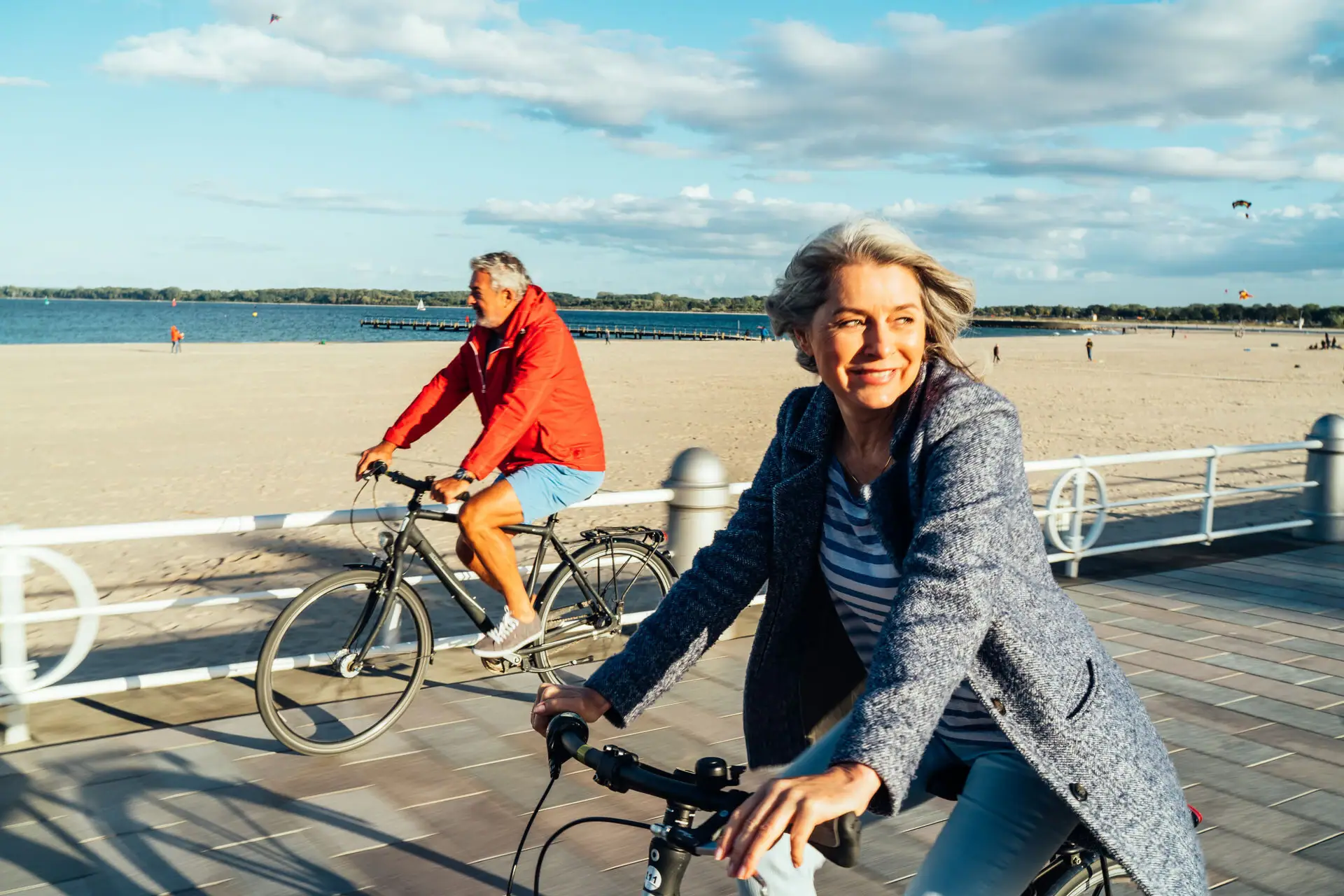 Fietsen Een man en een vrouw fietsen langs het strand.