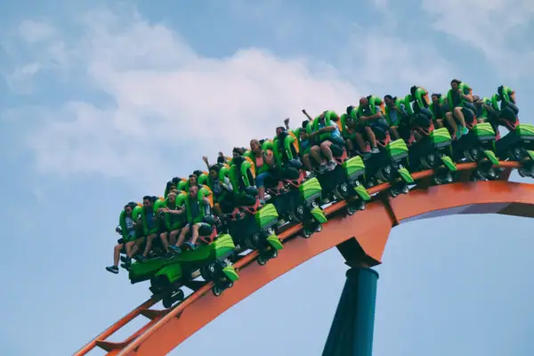 Een groep mensen in een achtbaan.