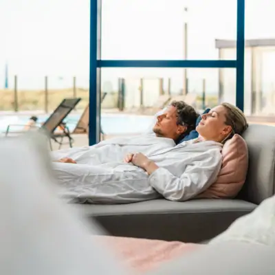 DagSPA bij de aja Warnemünde Een man en een vrouw liggen op een bank.