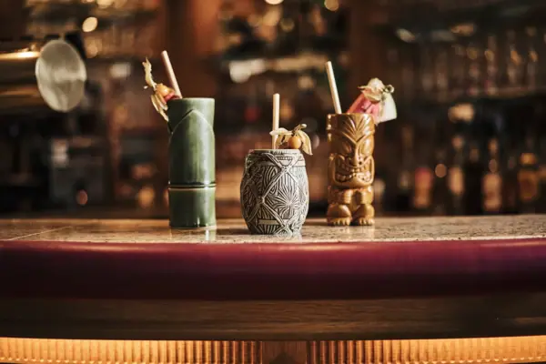 Een stapel tiki-mokken op een tafel