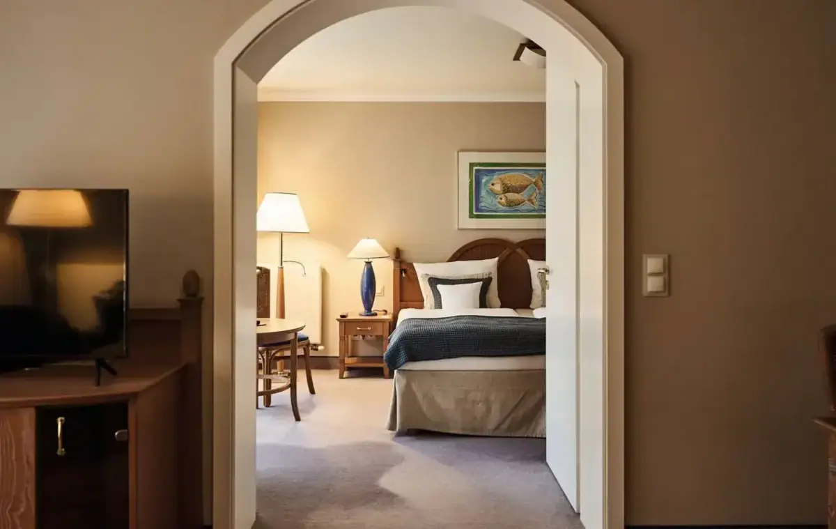 Senior Suite Slaapkamer met bed, nachtkastje en lamp.