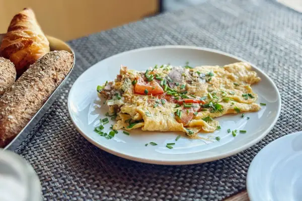 Een bord eten op een tafel.