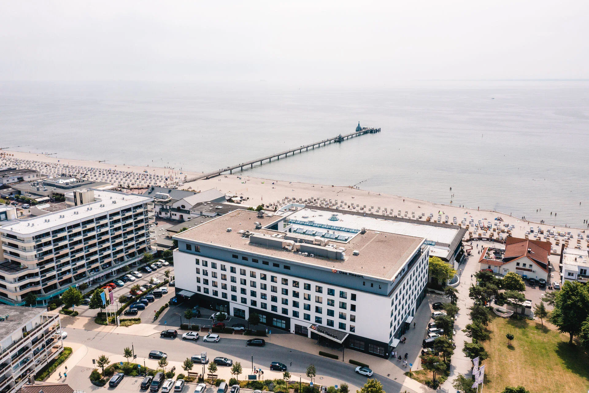 aja Grömitz Een gebouw naast een strand.