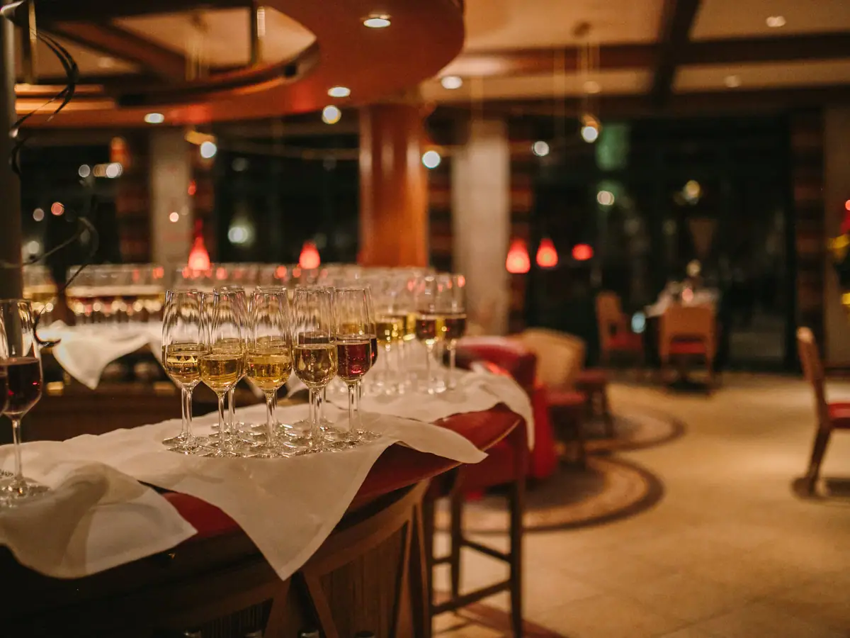 Oudejaarsavond in het aja Strandhotel Bansin Een groep champagneglazen op een tafel.