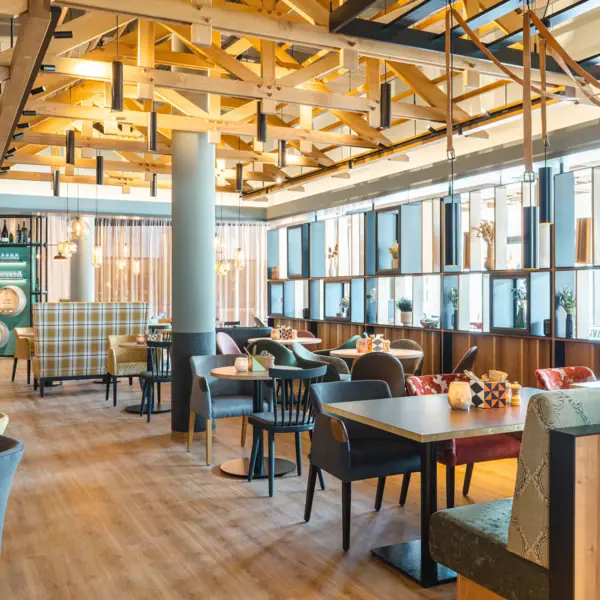 Een restaurant met tafels en stoelen.
