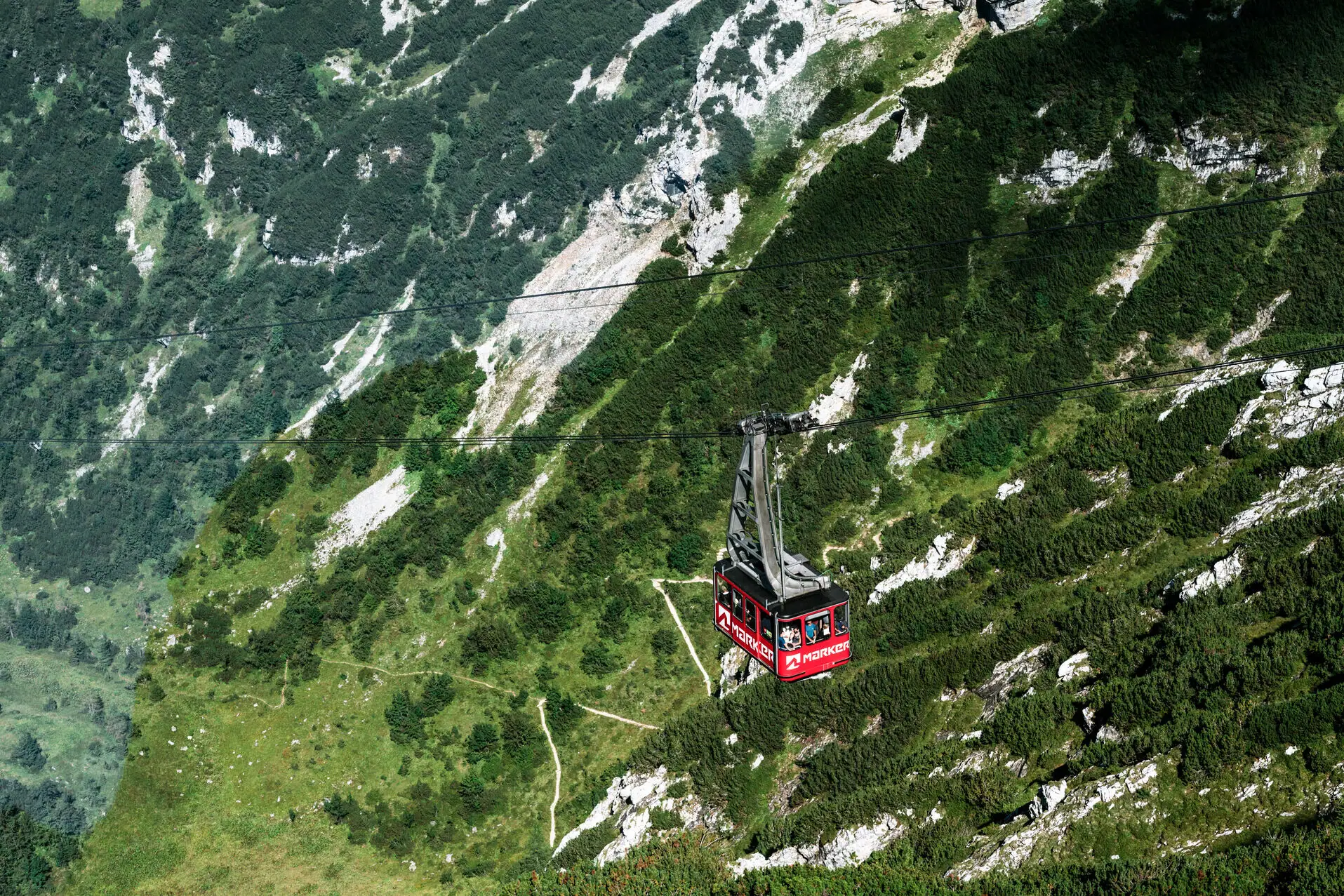 Bergtrein Garmisch Een rode gondelbaan in de bergen.