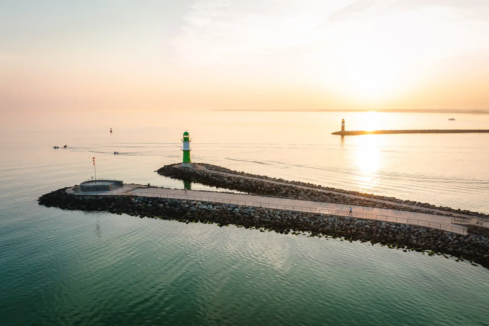 Een pier met een vuurtoren erop.