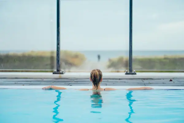 Außenpool Eine Frau in einem Schwimmbecken.