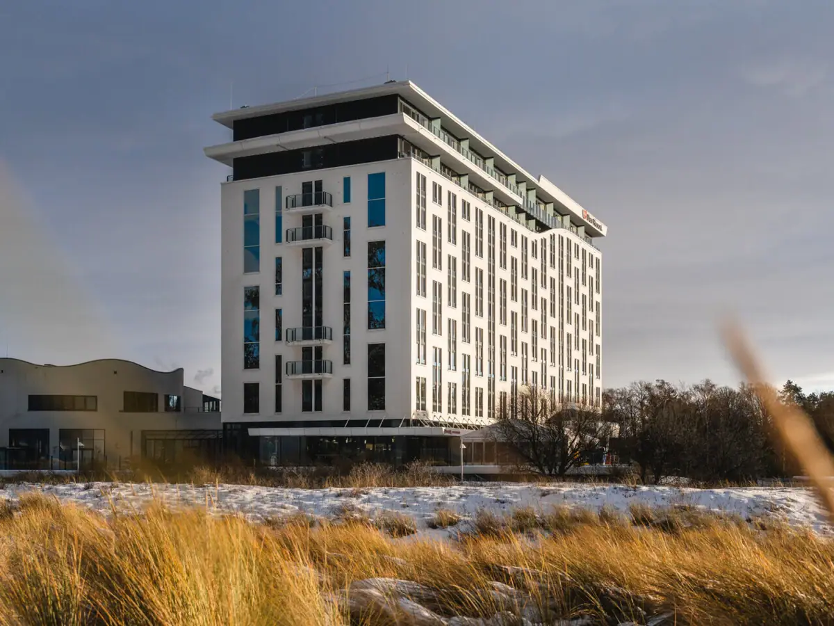 aja Warnemünde Hoog gras en een gebouw in de sneeuw