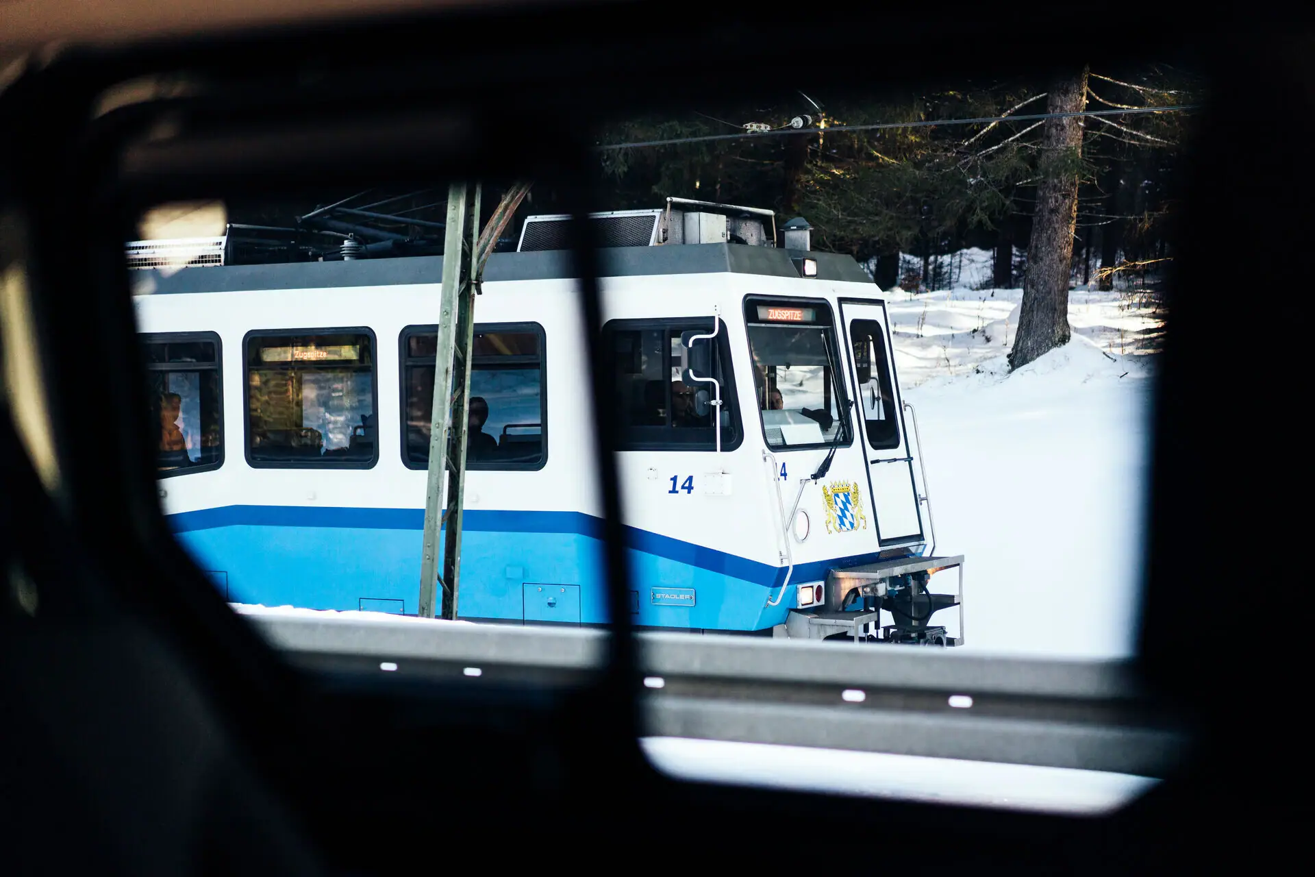 Aankomst per trein Trein op besneeuwde sporen