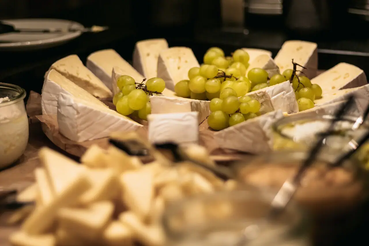 Een bord kaas en druiven.