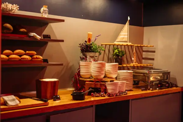 Buffet Aanrecht met witte kommen en borden erop.