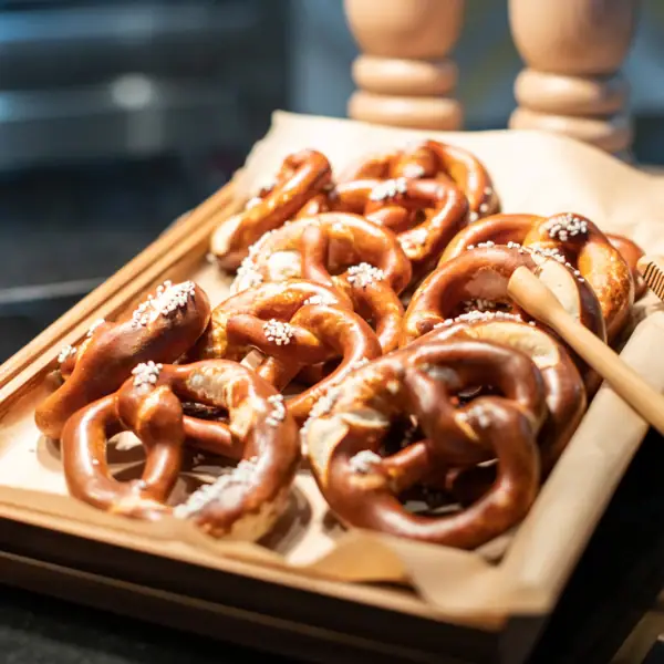 Dienblad met pretzels en een houten lepel