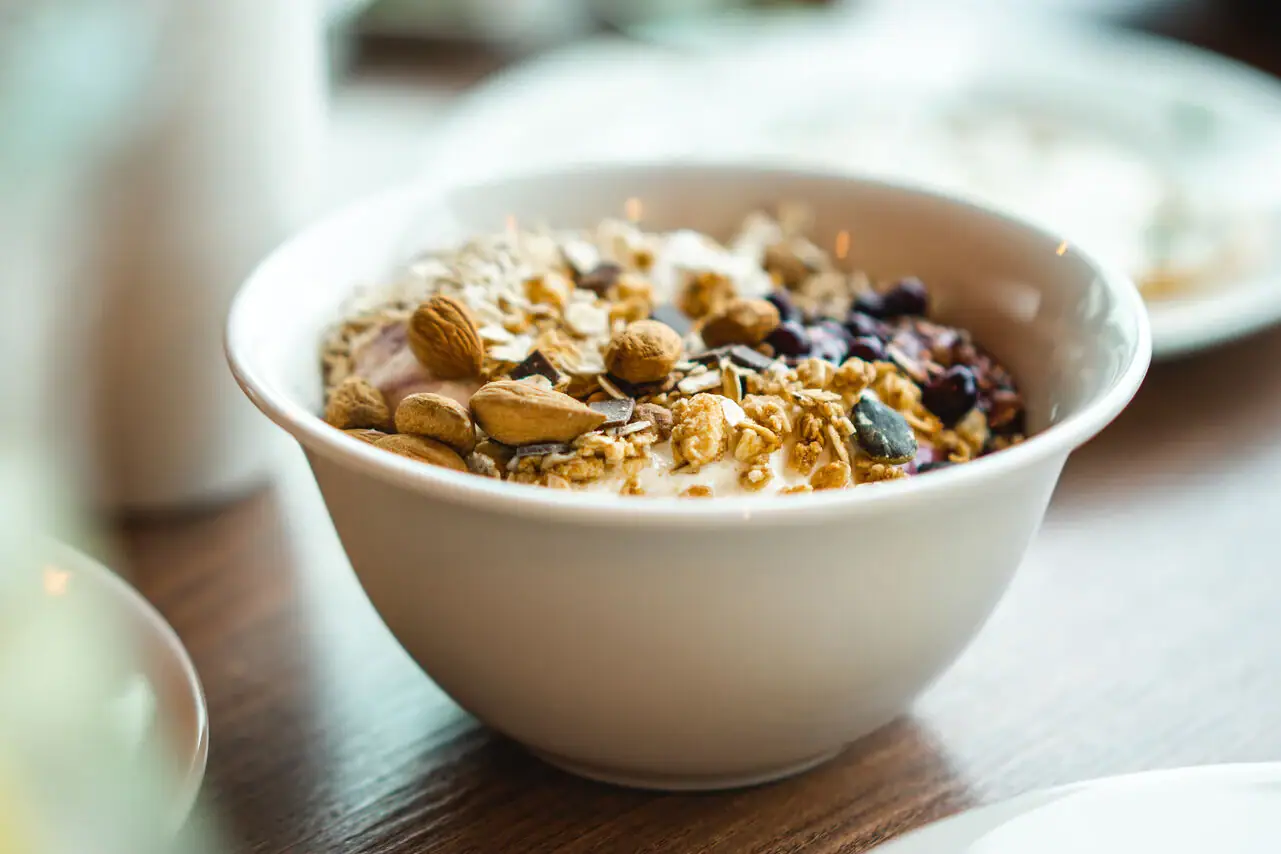 Kom met muesli, noten en yoghurt