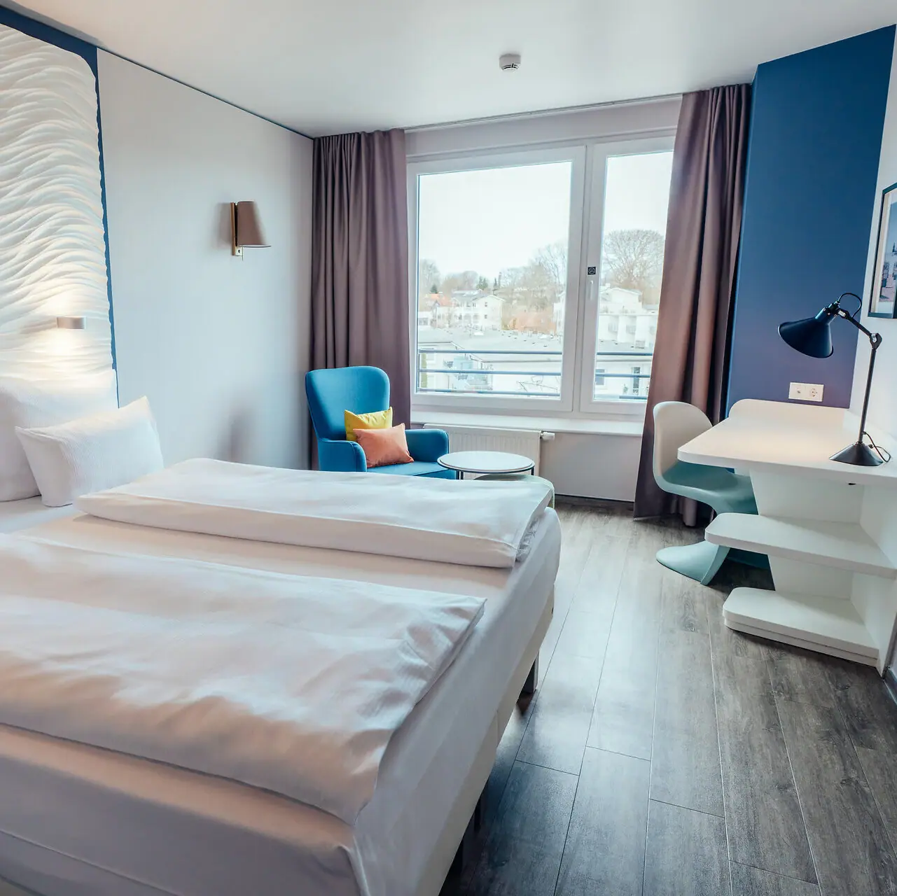 Een kamer met twee bedden en een tafel.