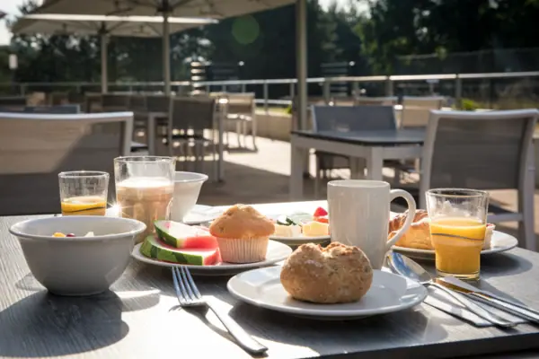 Een tafel met verschillende gerechten en serviesgoed.