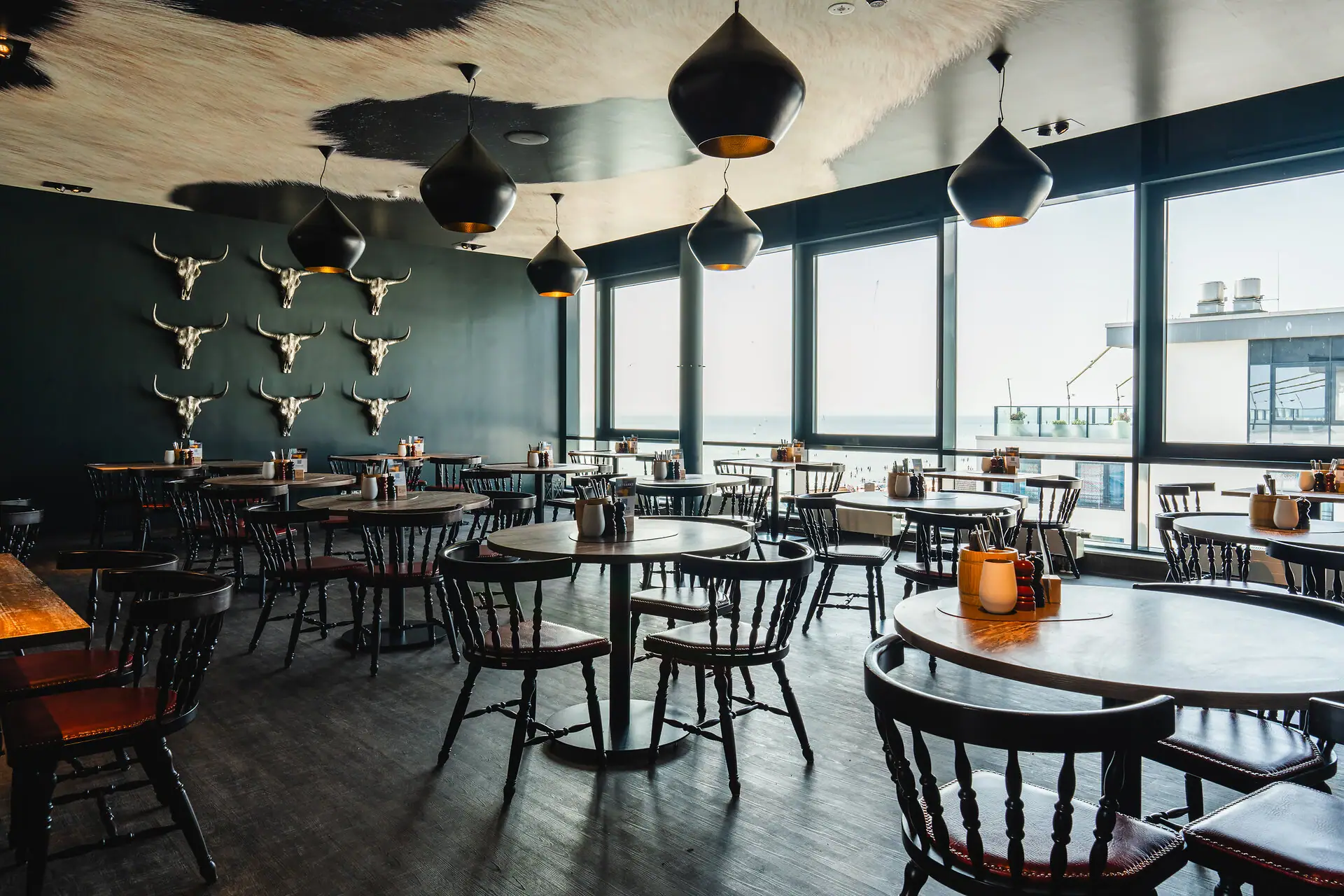 Een kamer met tafels en stoelen.