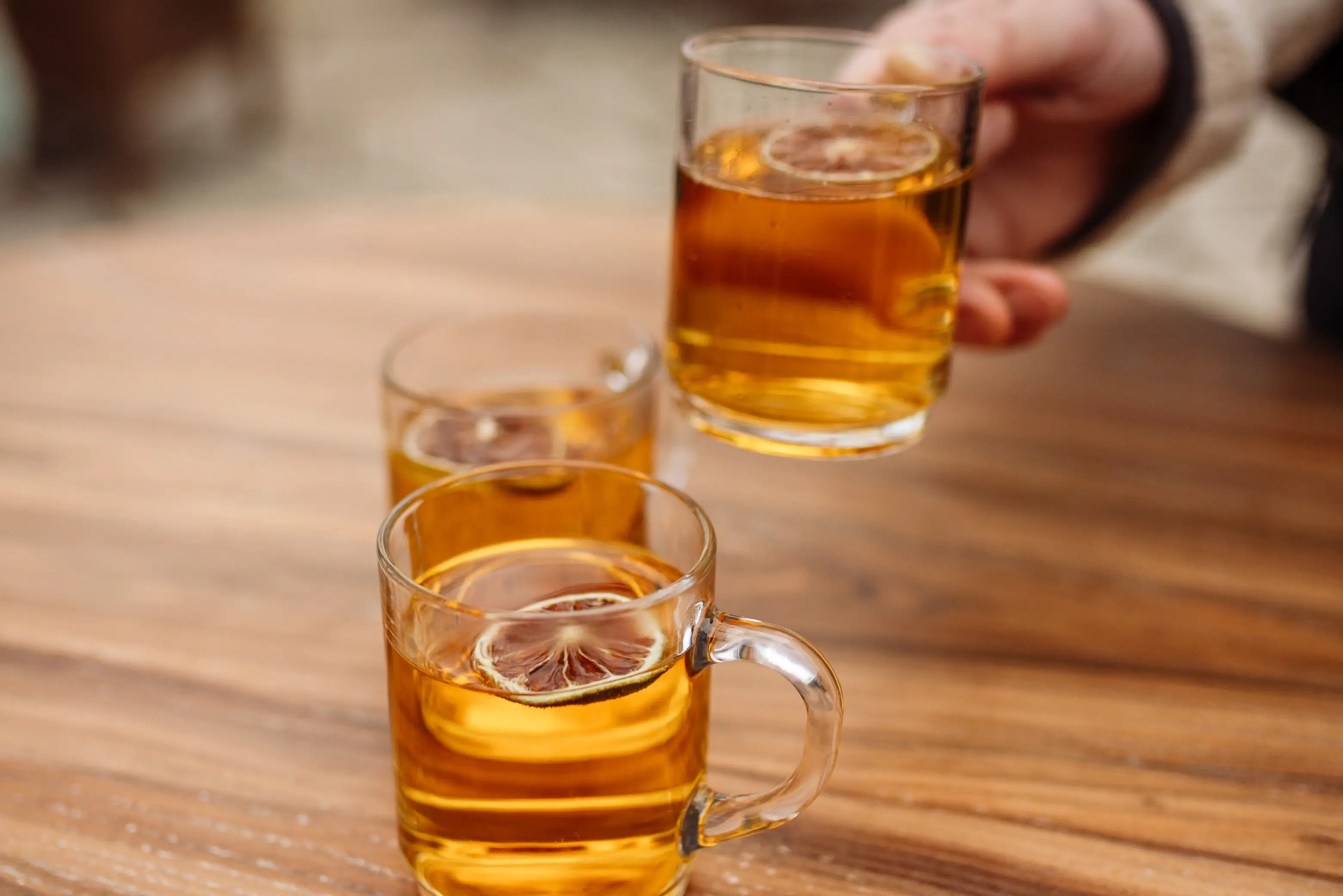 Glühwein in Bansin Hand houdt een glas alcoholische drank vast.
