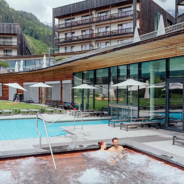 Whirlpool Een stel in een buitenjacuzzi.