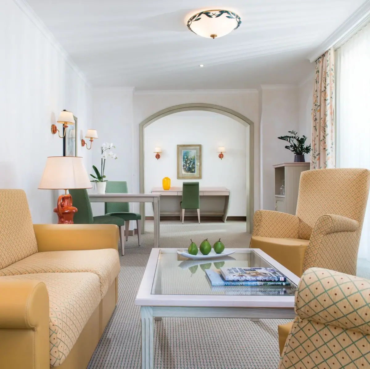 Suite Nordperd & Villa's Een woonkamer met banken en een tafel.