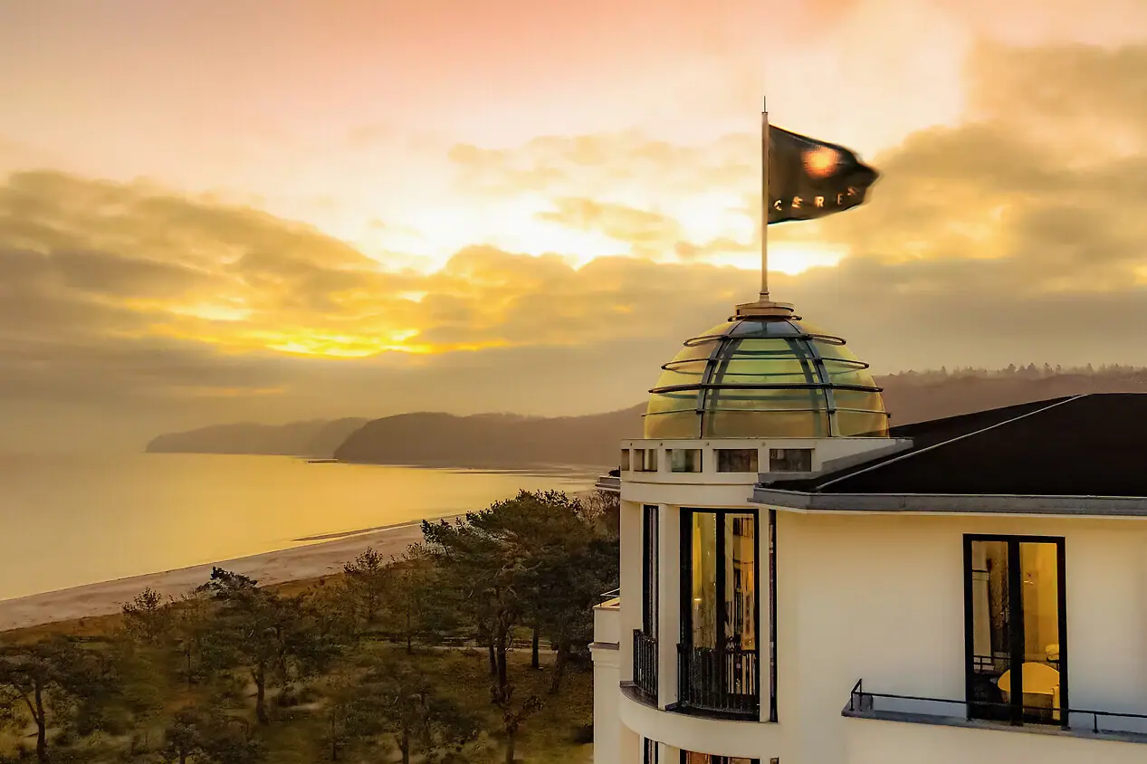 Ceres aan zee Een vlag op een gebouw.