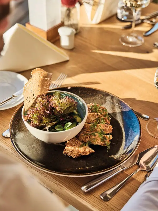 Een man eet een maaltijd van een bord.