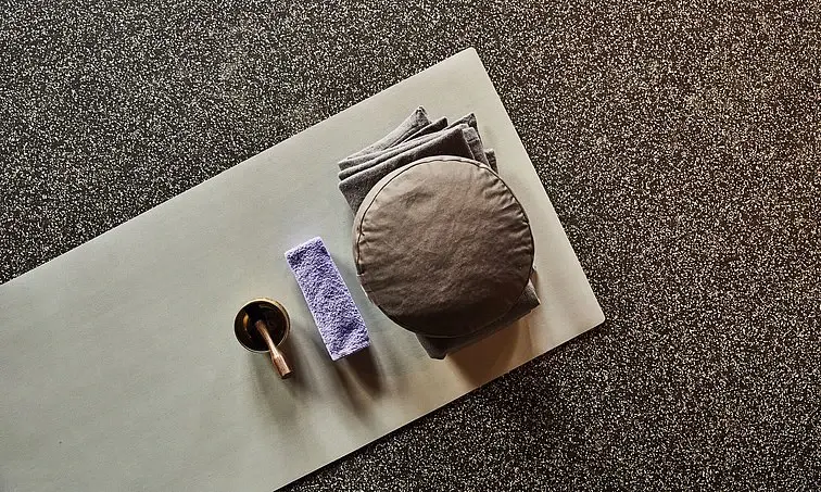 Een mat met een rond voorwerp erop.