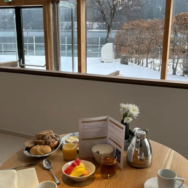 Een tafel met eten en drinken erop.