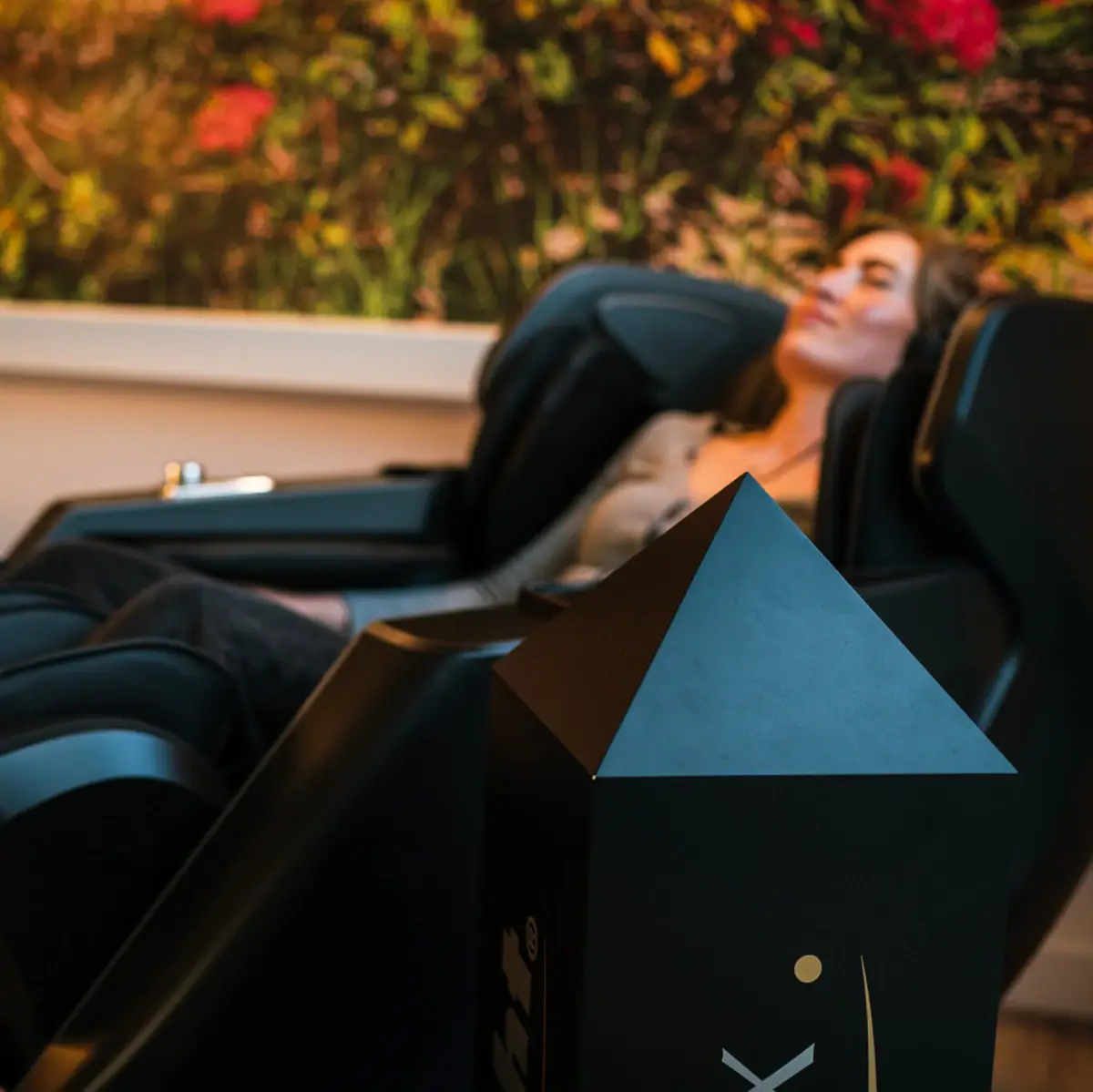 Massagetafel Een vrouw ligt in een massagestoel.