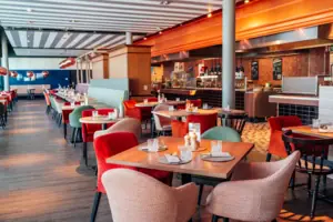 Een restaurant met tafels en stoelen.