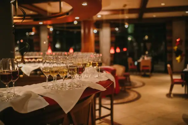 Oudejaarsavond Bansin Een groep wijnglazen op een tafel.