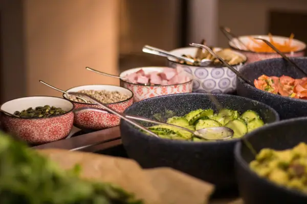 Een groep schalen met verschillende gerechten.