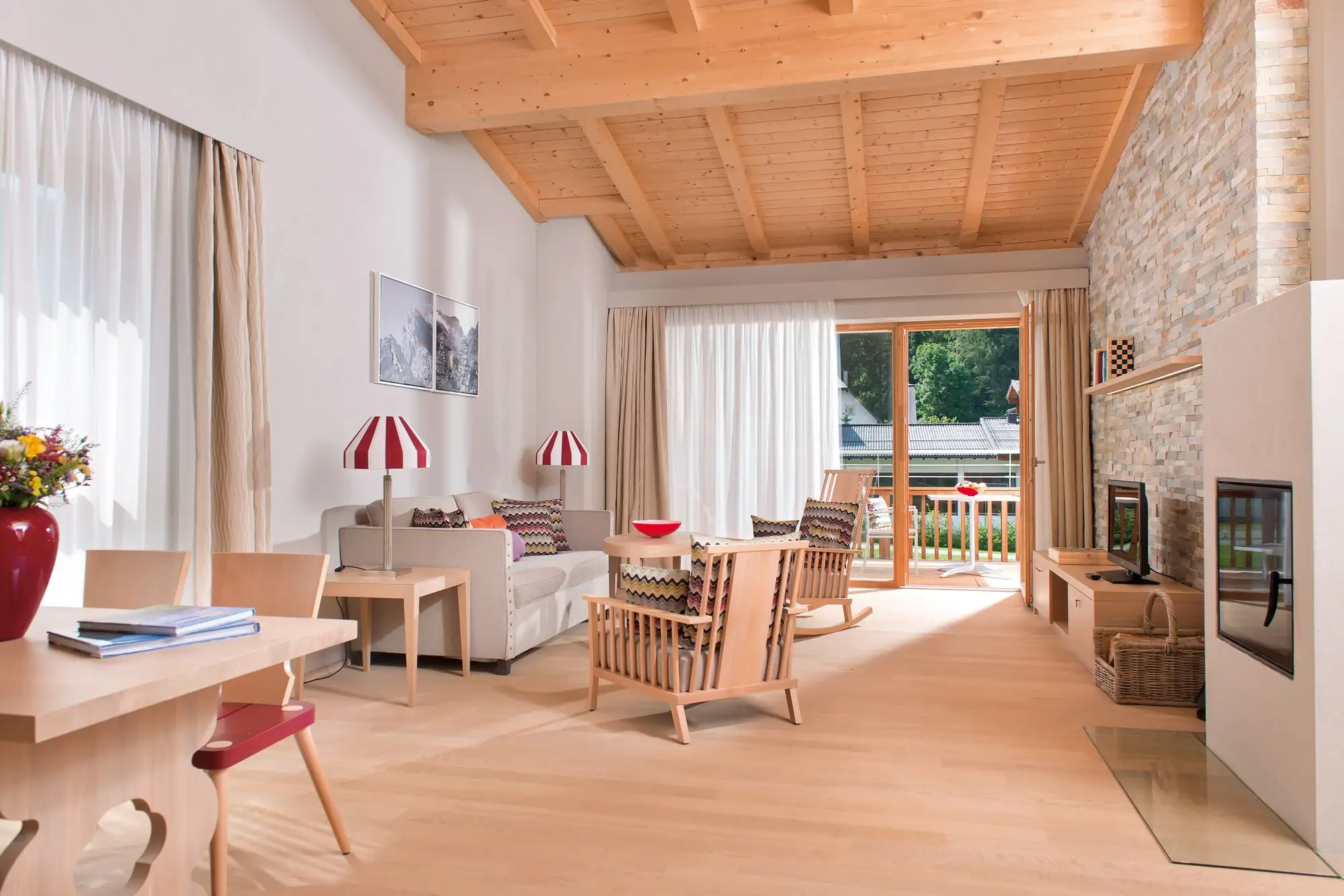 Vakantiewoningen Werfenweng Woonkamer met open haard en bank.