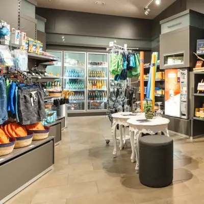 Een kleine winkel met schappen vol drank.