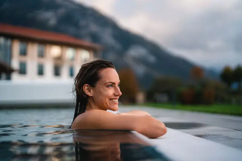 Een vrouw zwemt in een zwembad.