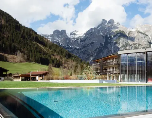 Buitenzwembad en badhuis Een zwembad in het zwembad van Werfenweng, met uitzicht op de Eiskogel en het Tennergebergte