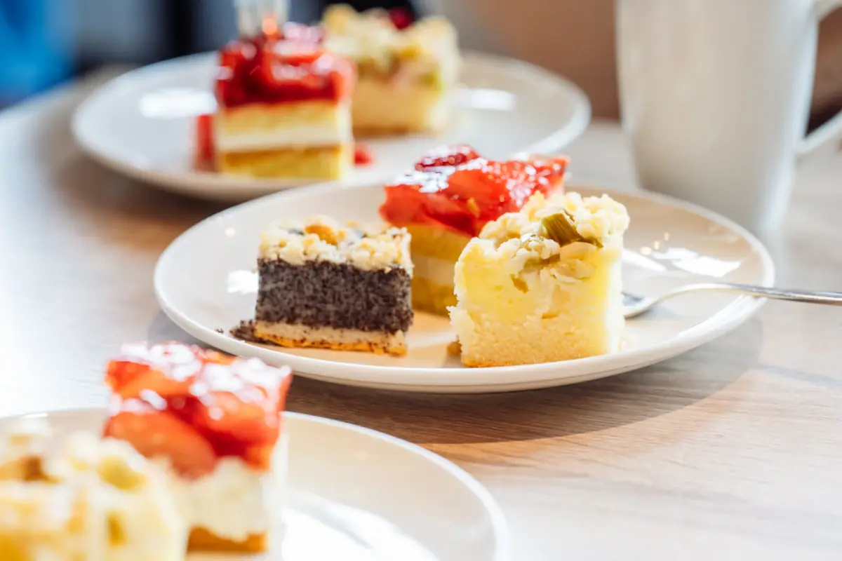 Taart Een bord met verschillende desserts op een tafel.