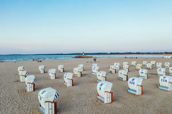 Er zijn veel strandstoelen op het zandstrand van Travemünde.