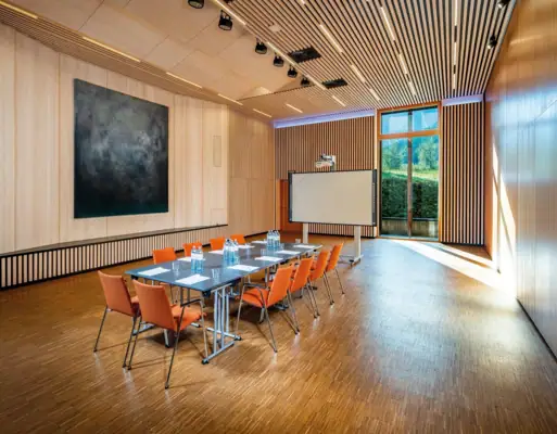 Campus vergaderzaal Een kamer met een tafel en stoelen.