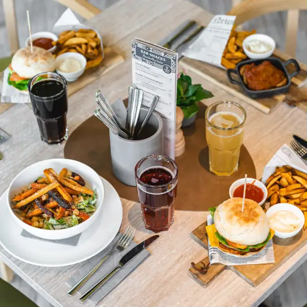 Een tafel met verschillende gerechten erop.